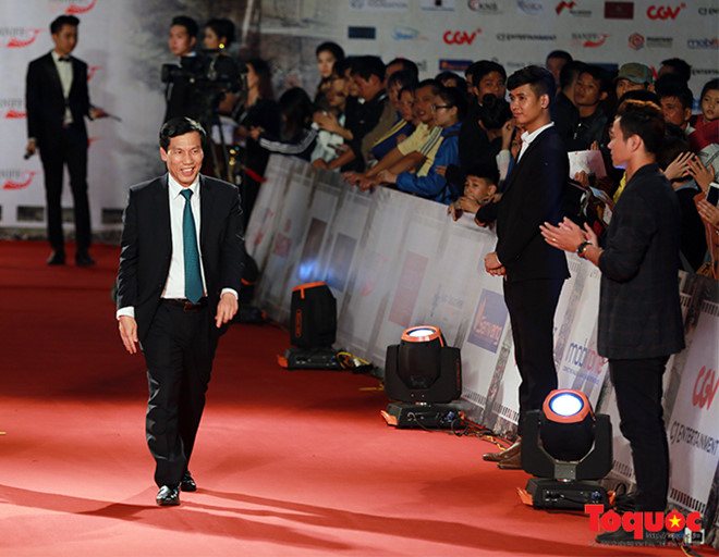 Bộ trưởng Bộ Văn hóa Thể thao và Du lịch (VHTTDL) Nguyễn Ngọc Thiện có mặt từ rất sớm tại thảm đỏ của liên hoan phim lần này.